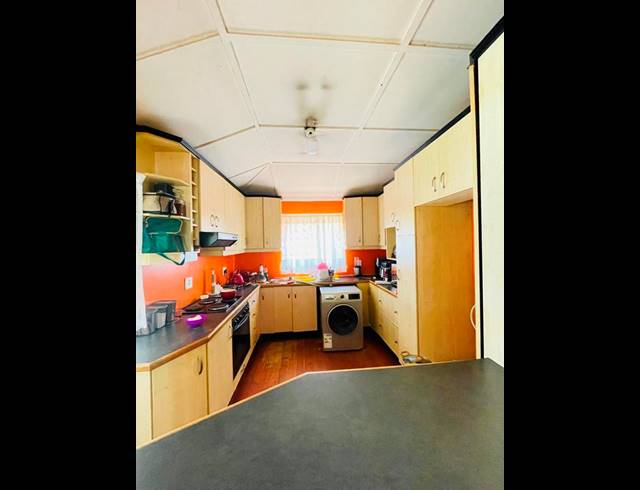 4 BEDROOM HOUSE FOR SALE IN WOODLANDS